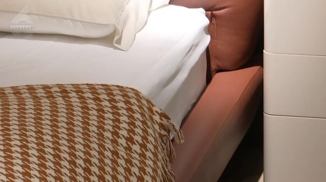 定金该不该退？云南昆明，女子在家具城买了一个床和床垫，她先交了3600元定金，可