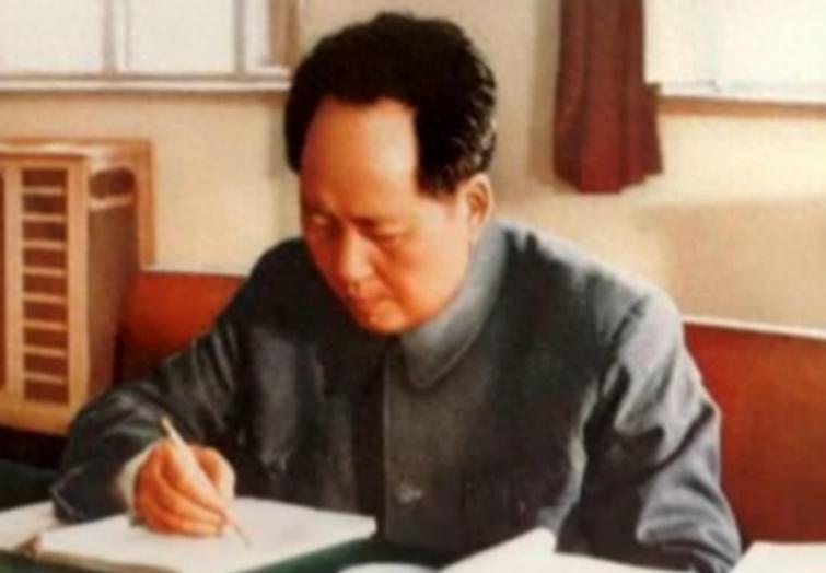 新中国成立后毛主席托人探望贺子珍，他们见面时贺子珍感动落泪称对方为救命恩人！
1