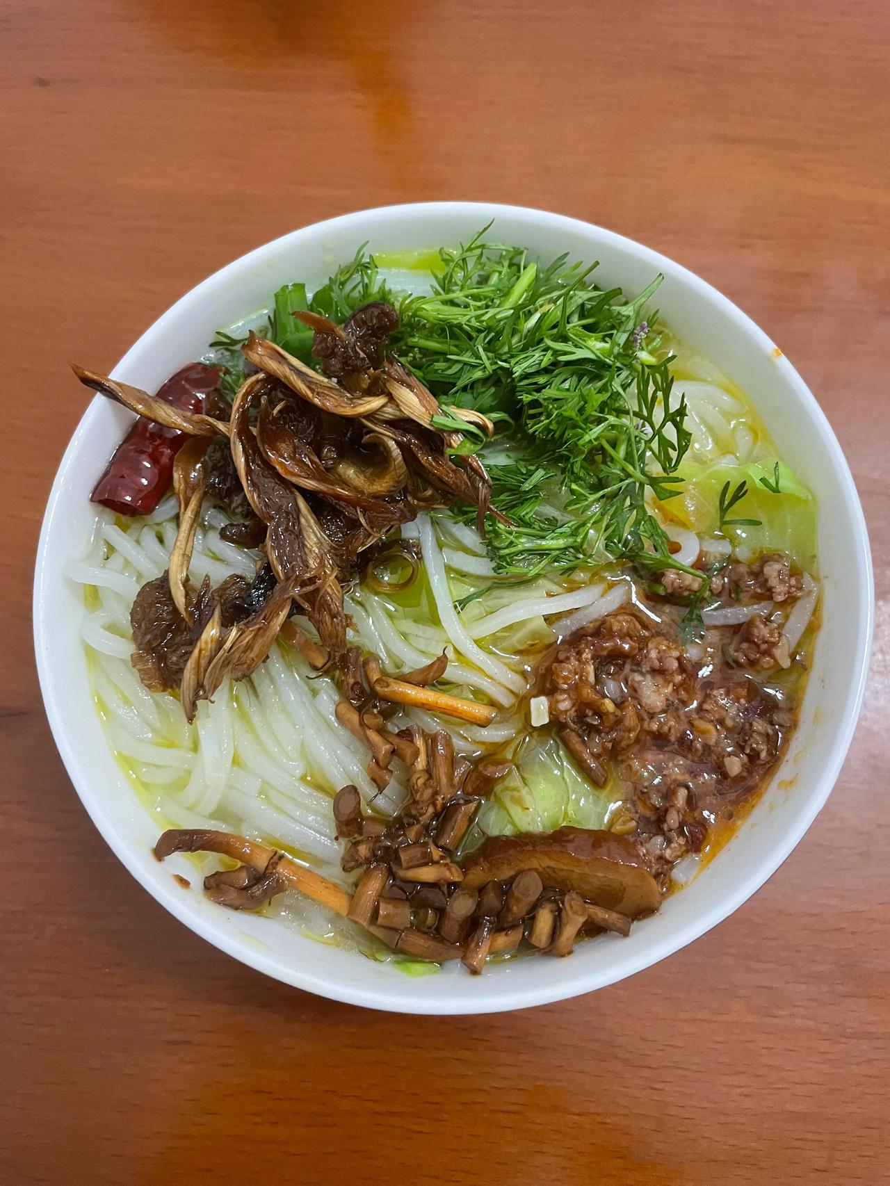 
周日，早歺准备饵丝、牛奶🥛。