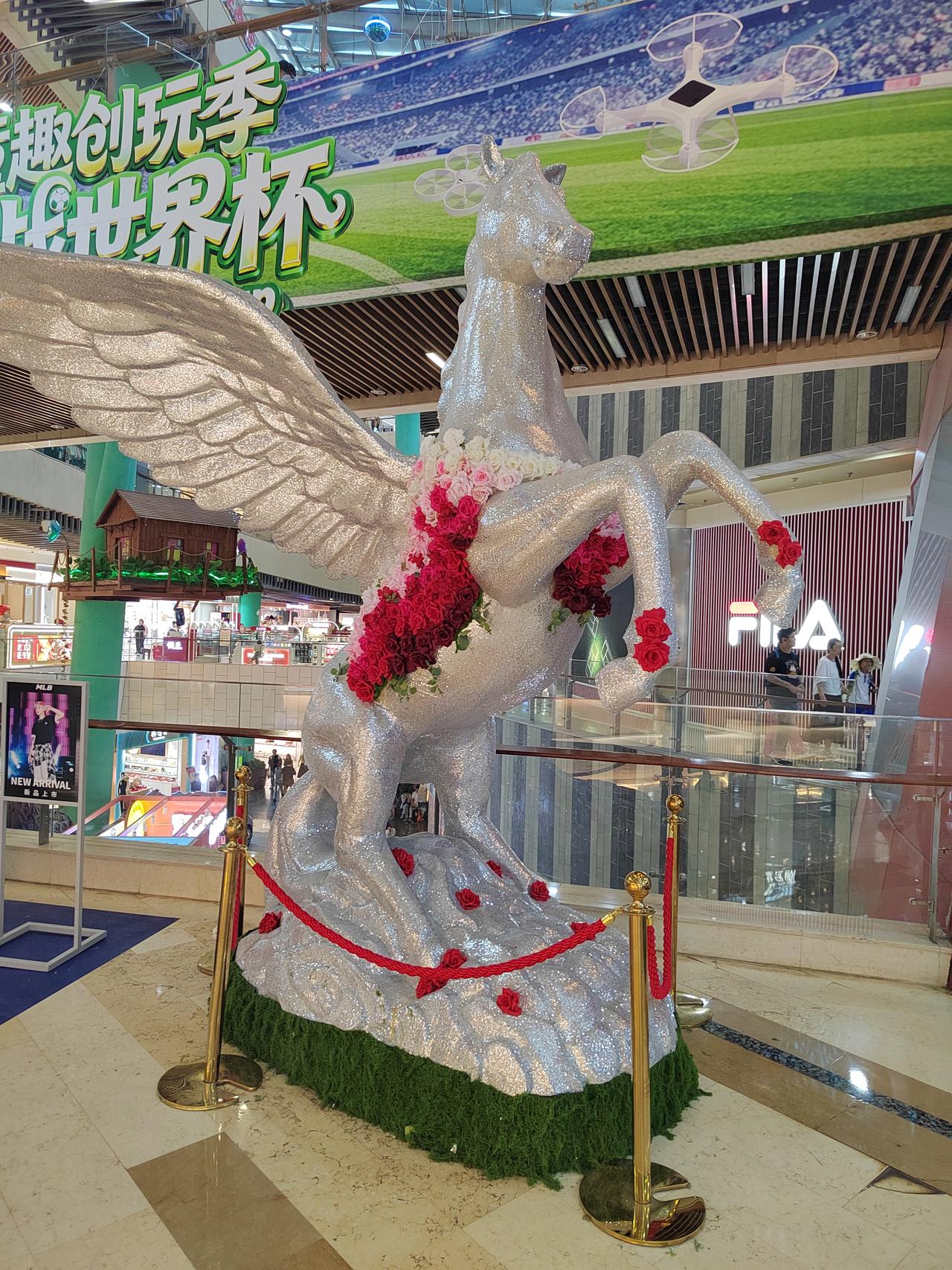 闹市藏着这样梦幻的小浪漫，路过忍不住停下脚步多看两眼，少女心直接被戳中！飞马美陈