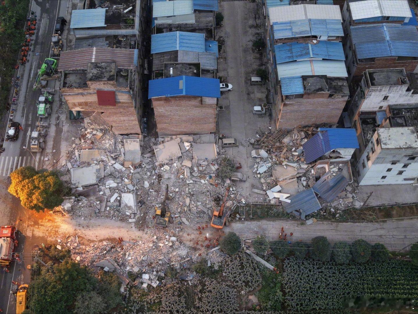 广西柳州地震已致2人死亡愿柳州一切都好🌹我还等着去柳州吃螺蛳粉呢~ 