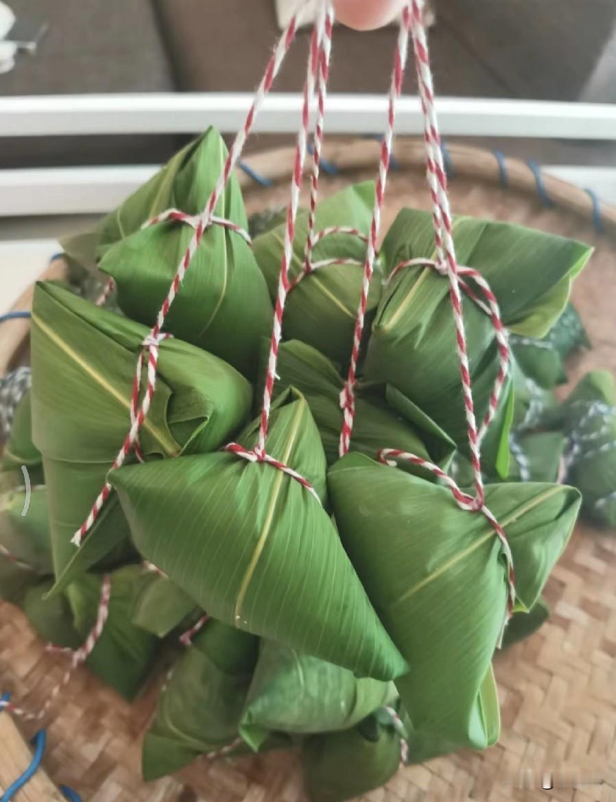端午节为什么要挂艾草,佩香囊?端午正值毒虫滋生时节，古人视五月为“毒月”。艾草气