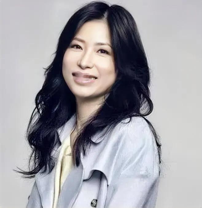 作家张小娴曾说:
要做这样的女子：
面若桃花、心深似海、
冷暖自知、真诚善良、触