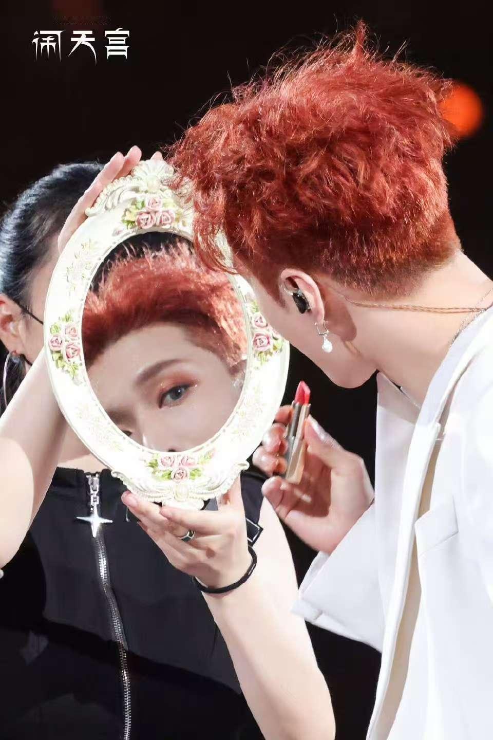 张艺兴涂口红张艺兴记忆被握在手中张艺兴记忆被握在手中，爱了爱了，[心][心] ​