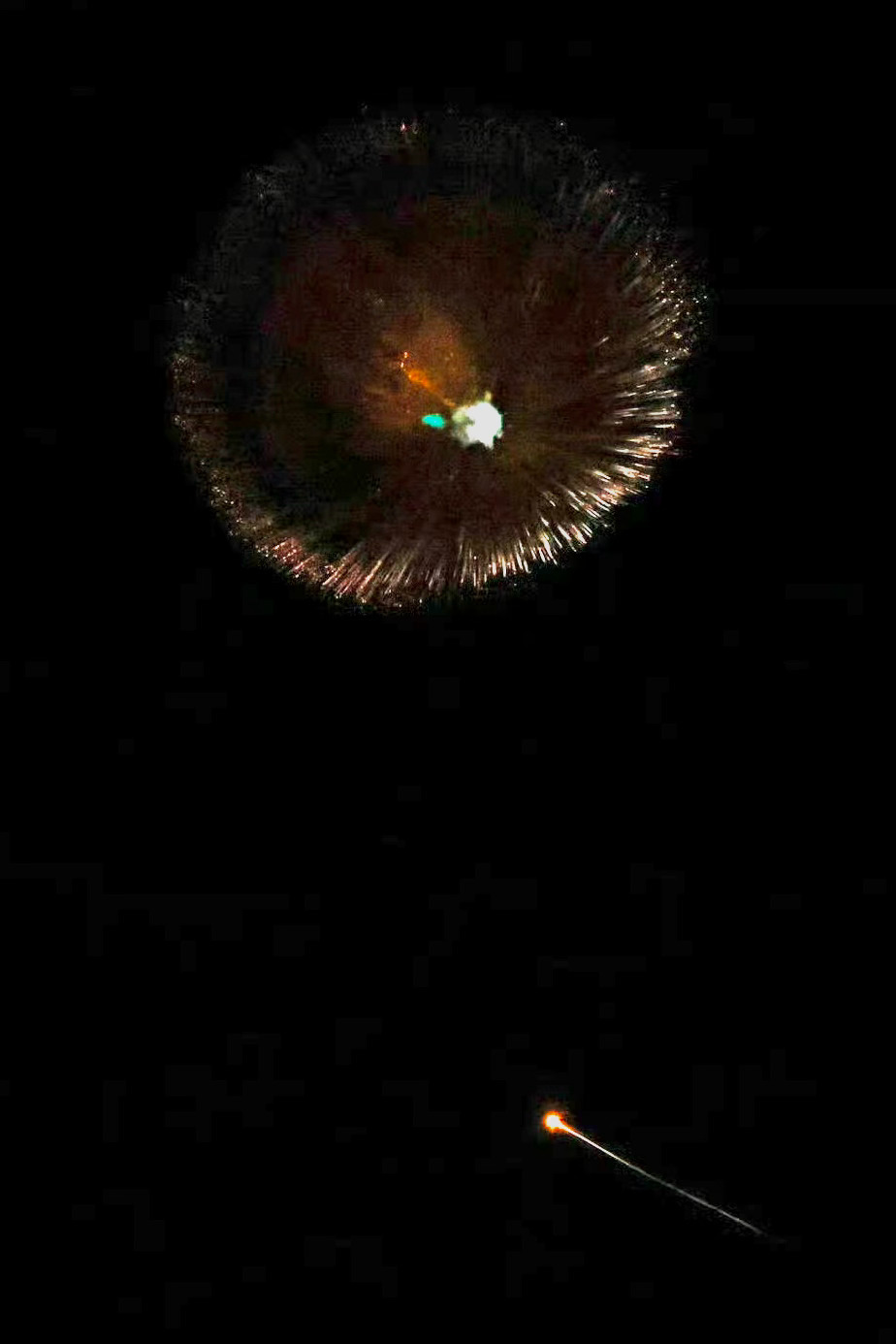 一枚伊朗弹道导弹被拦截的瞬间，果然还是晚上看的更“清楚”一些……美伊以冲突伊朗发