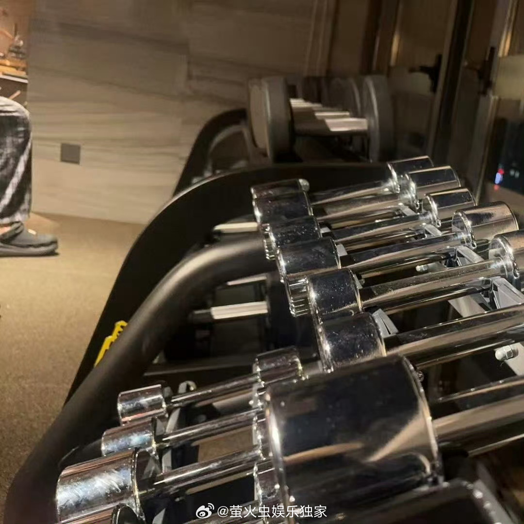 范丞丞 好自律，健身餐看着也很美味，p3看似无人实际露出了熟悉的格子裤，下次该发