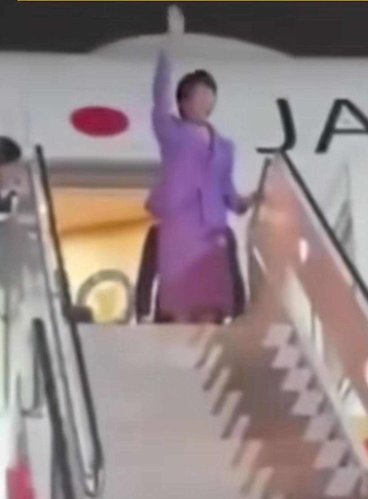 高士女士抵达美国，结果日本人说，她都不会觉得尴尬吗？

原因是高士女士抵达美国，