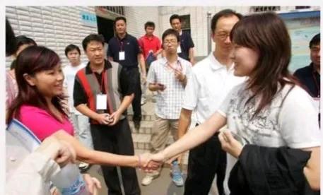 哇哦，跳水女皇伏明霞的气场真是太强大了，和周领队握手时就像是领导接见下属一样，站