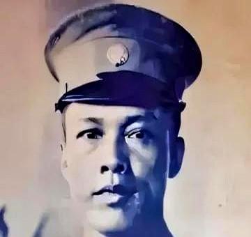 “生不出就滚！”1918年广东，莫秀英被李家一纸休书赶出门。
她饿得发昏，仍对追