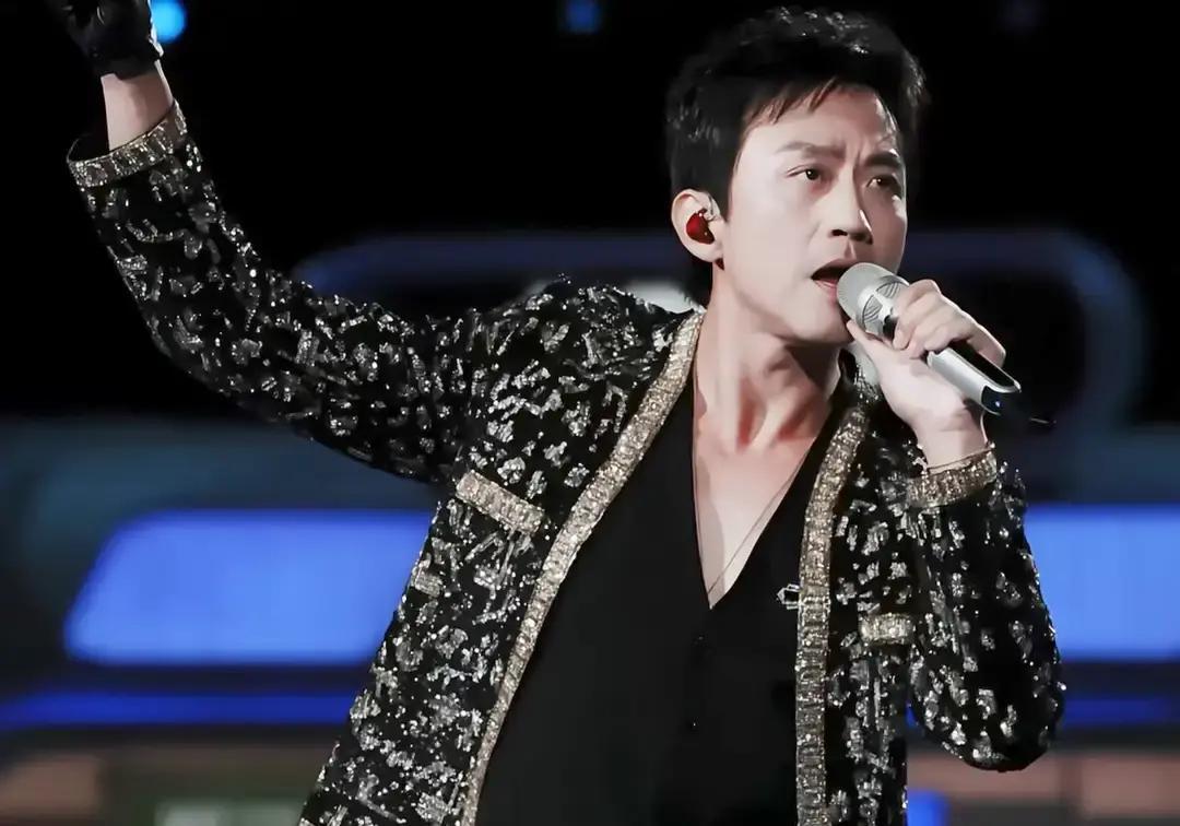 彩排到凌晨4点，邓超还在抠粤语转音
 
耳返突然失灵，他直接清唱完副歌。导演组回