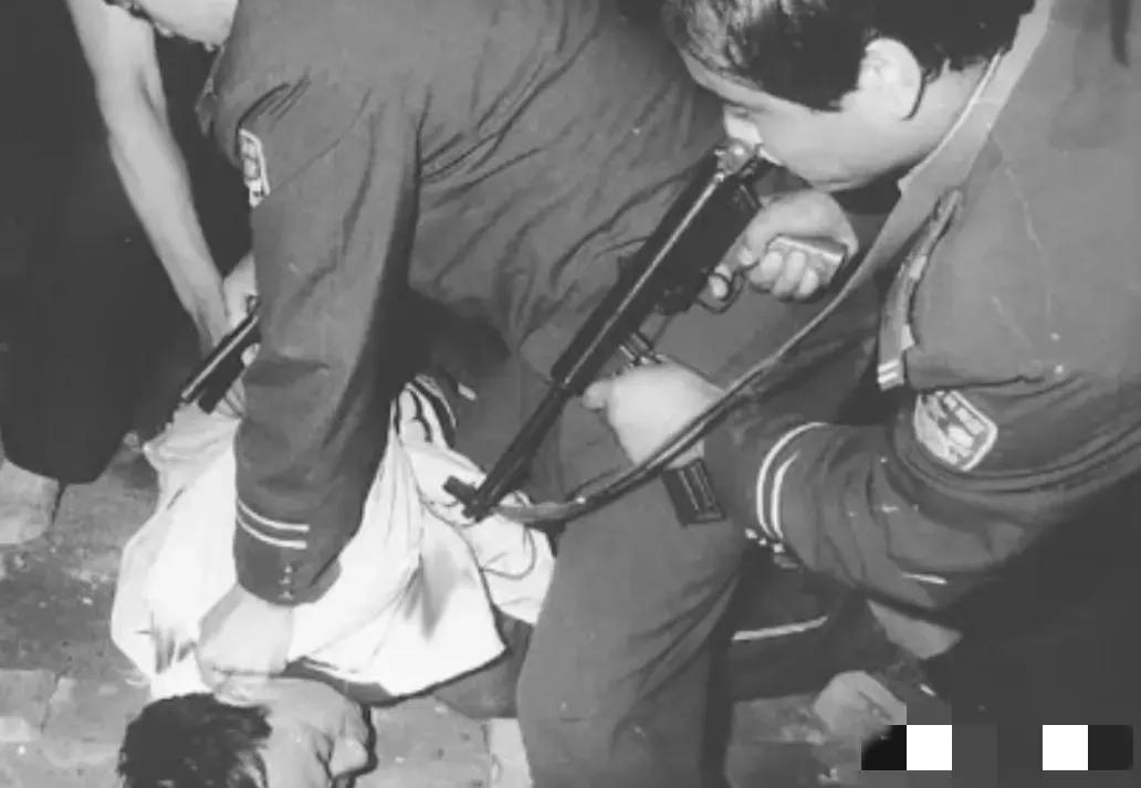 1999 年 11 月，郑州警备区对武器库进行例行检查时，突然发现，犯罪分子竟从