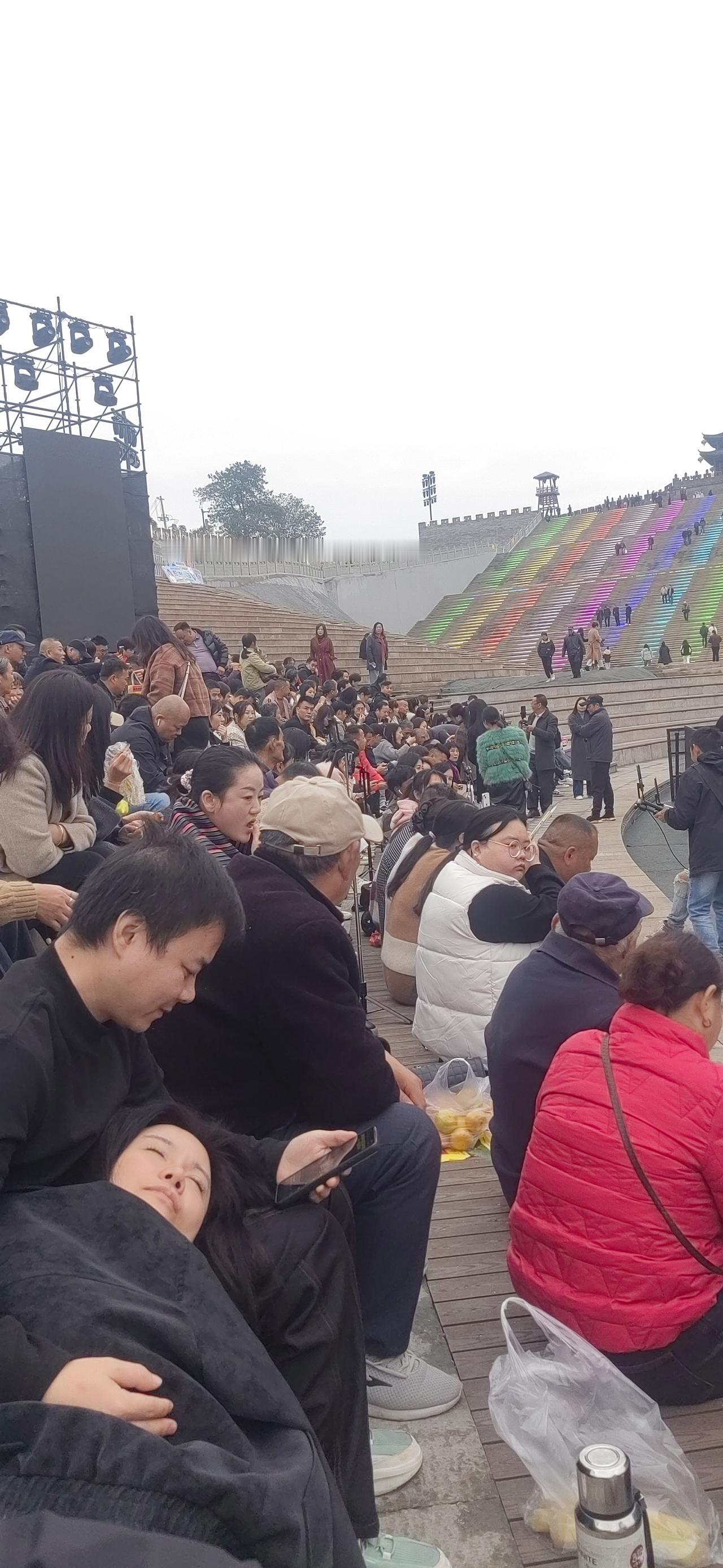 最后一晚，唐艺直播。
换个团队又来了。
一晚300万直播带货，红安苕销往全国，油