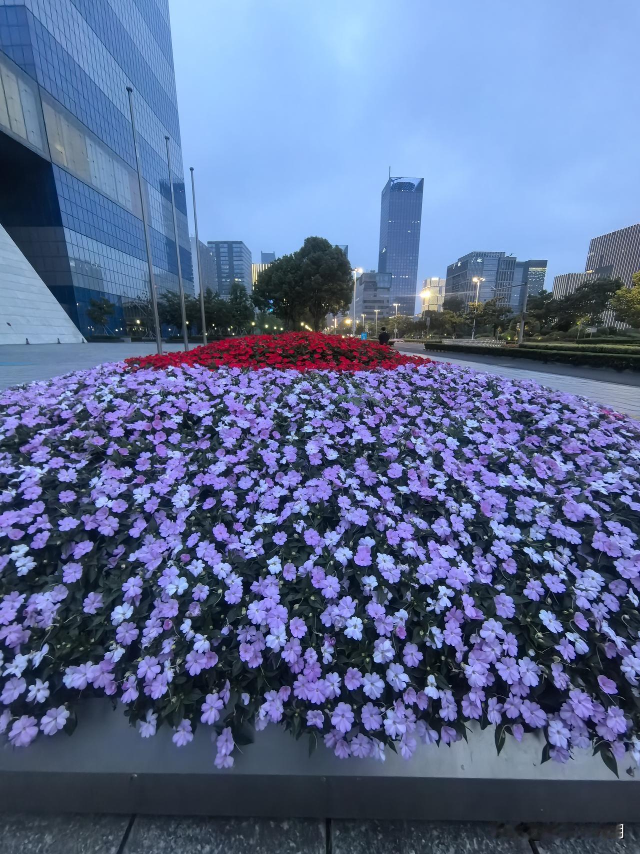 90后宝妈今天要接待老师家访，下午专门请了半天假。

她叹息道：“请假就意味着要