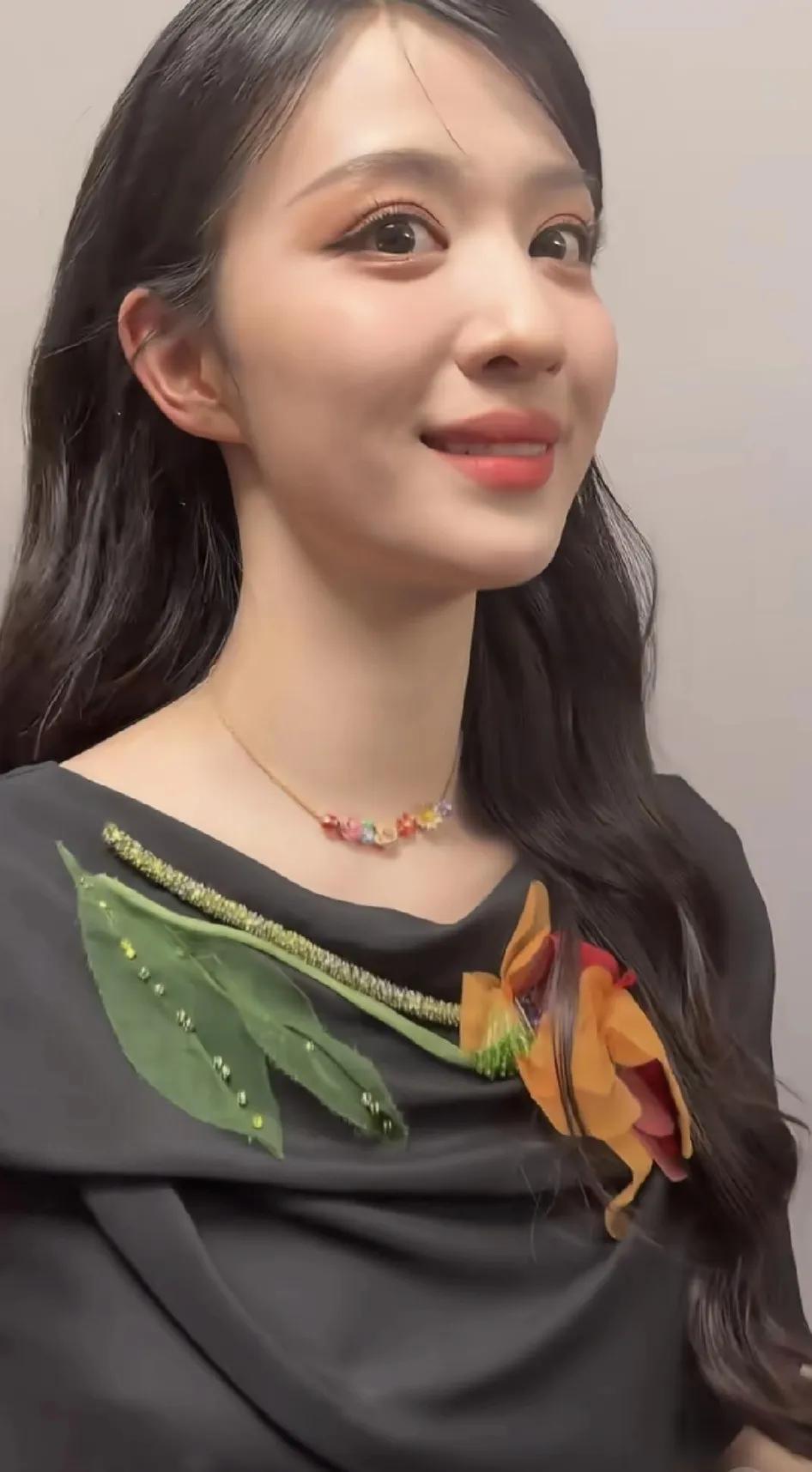 王楚然还是换个造型师吧，这裙子一般人真驾驭不住，全靠颜值。
近日，王楚然在巴黎迪