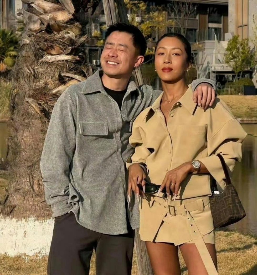 吉克隽逸晒出和老公金思辰的合照。俩人站一块，看着真般配。 ​​​