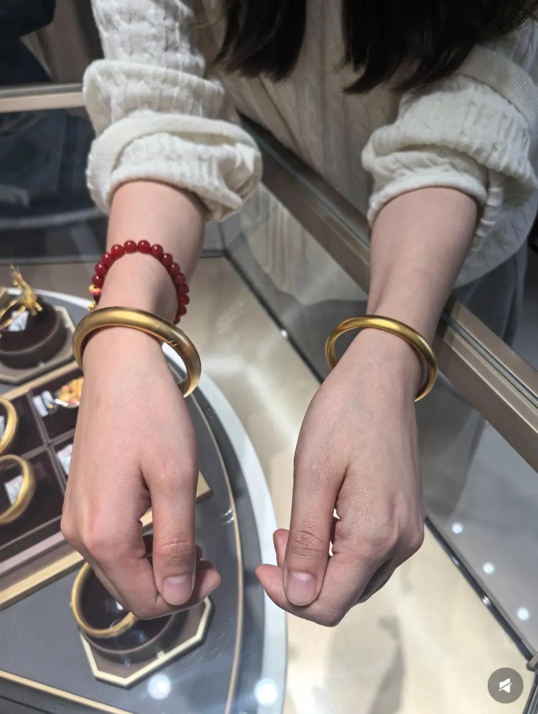 3月28号下午这金价跌得让人看不懂。

月初实物金还要1600一克，现在直接砸到