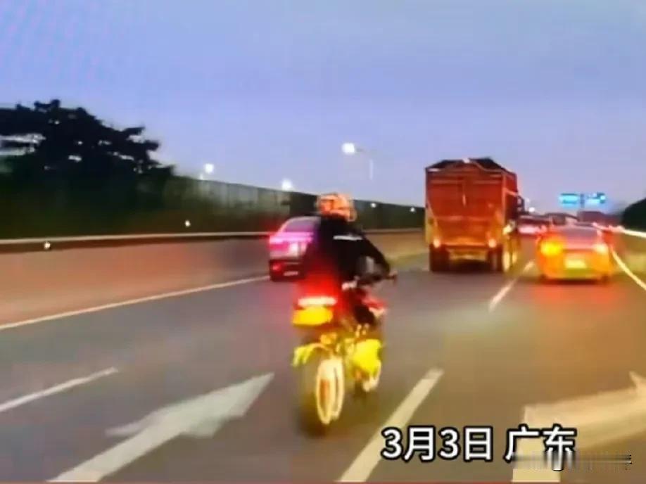 遇上硬茬了？广东广州，摩托车骑手挥拳敲窗教训变道轿车，下一秒轿车转向加速撞向摩托