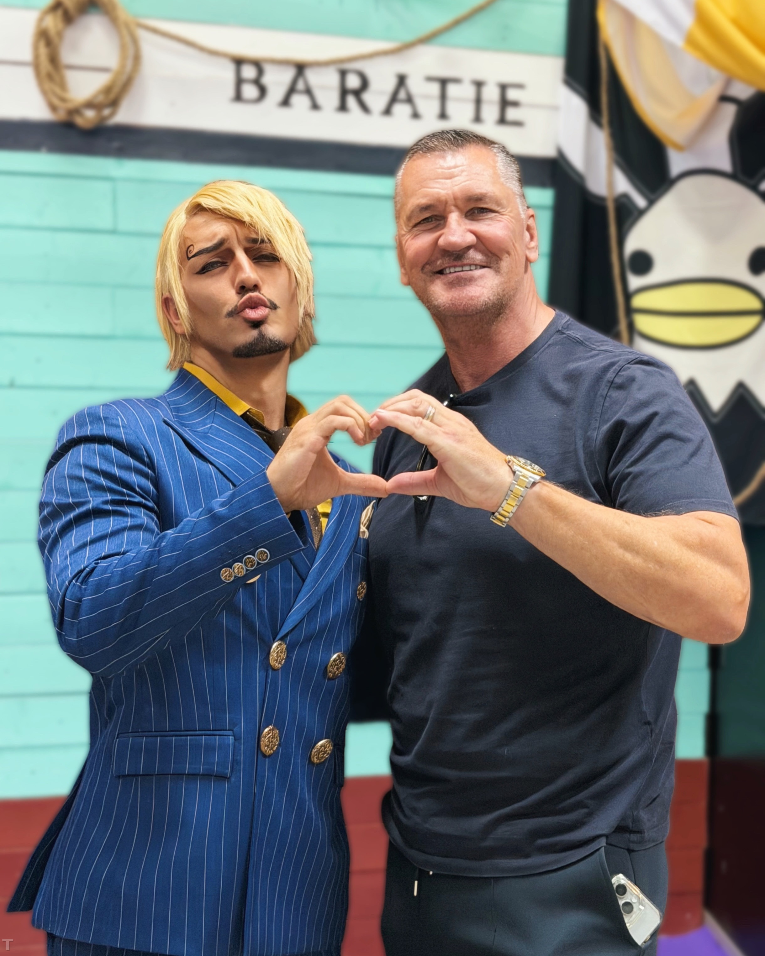 海贼王真人版哲普演员在漫展与山治coser的趣味互动。海贼王真人剧山治 ​​​