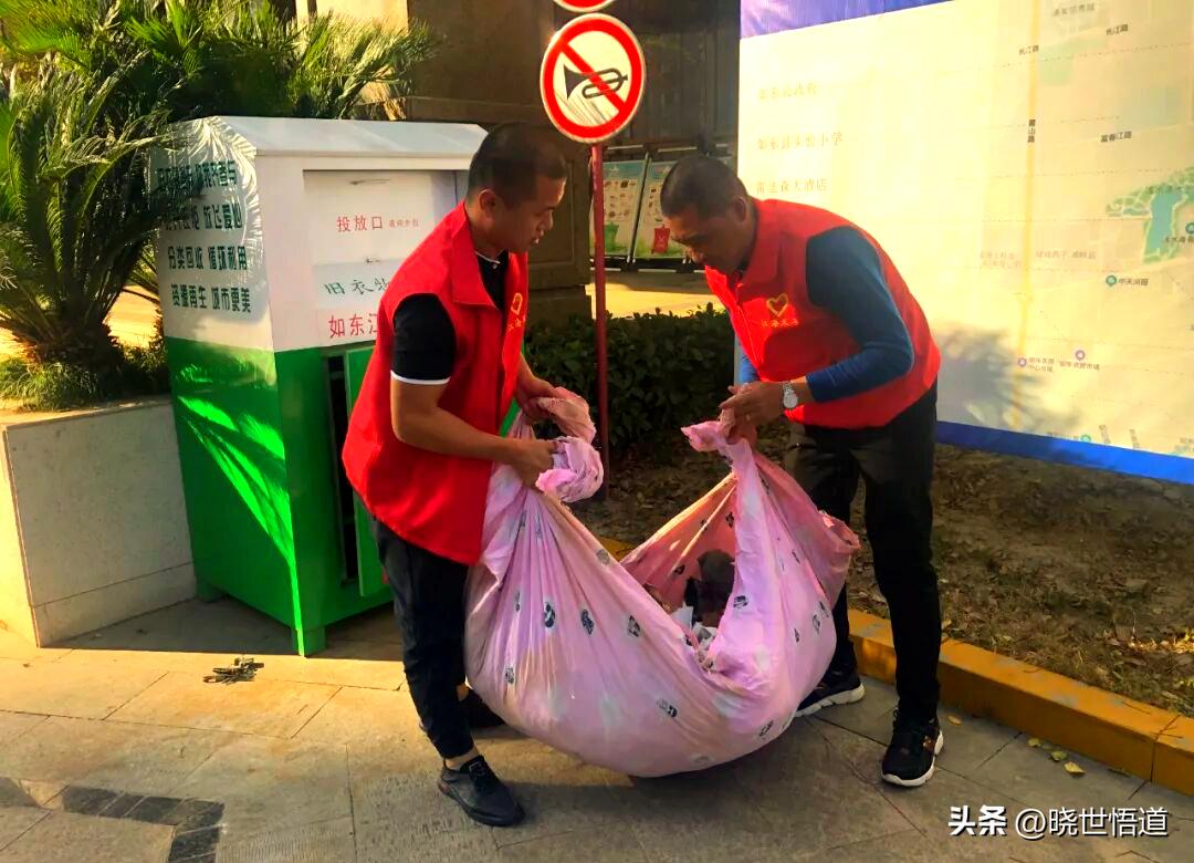 小区门口这一幕，让我心里堵了一整天……

今天在小区门口，看见一位上了年纪的大妈