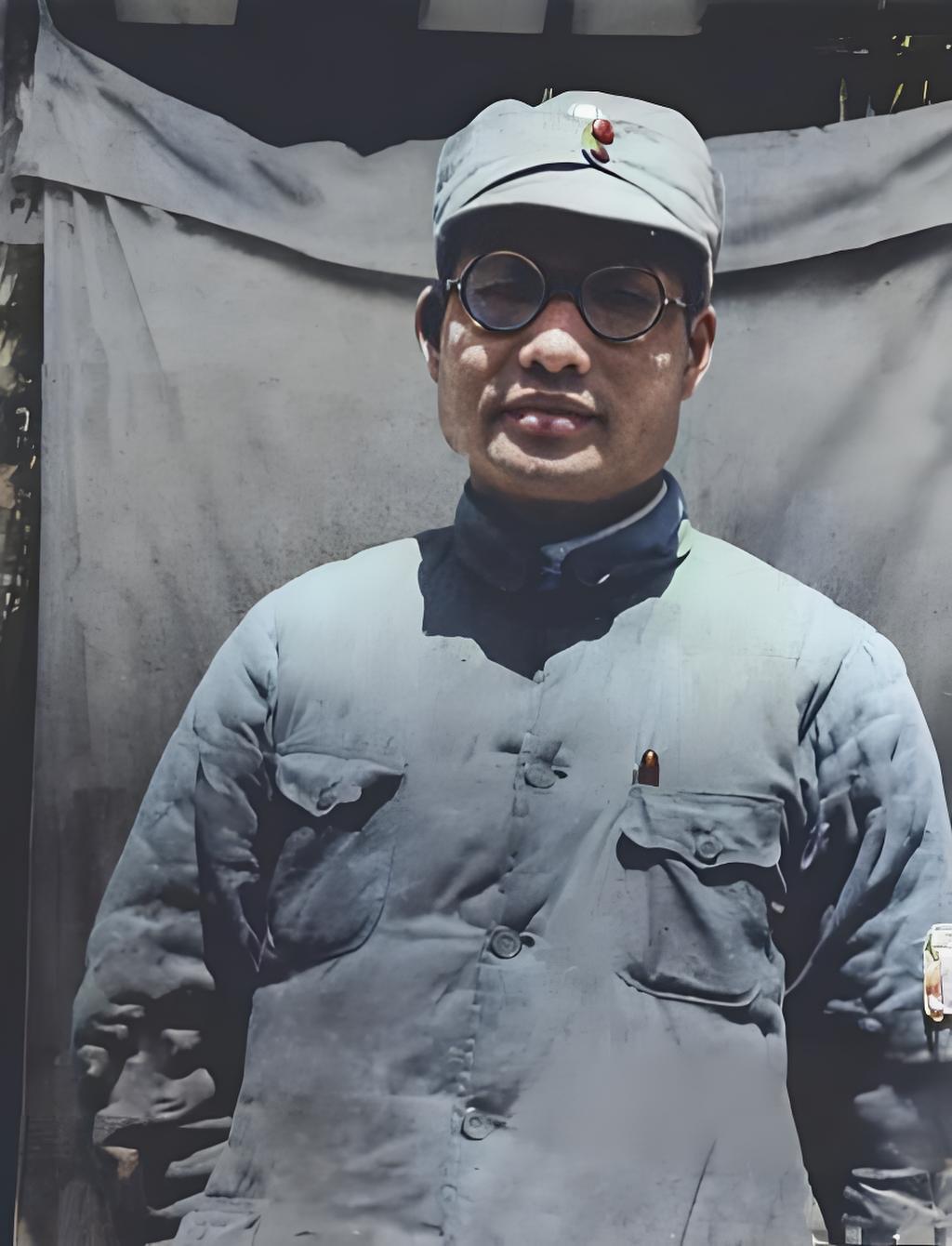 这张1940年的老照片，照片里的是萧劲光将军，戴着顶军帽，那圆眼镜一戴，透着股知