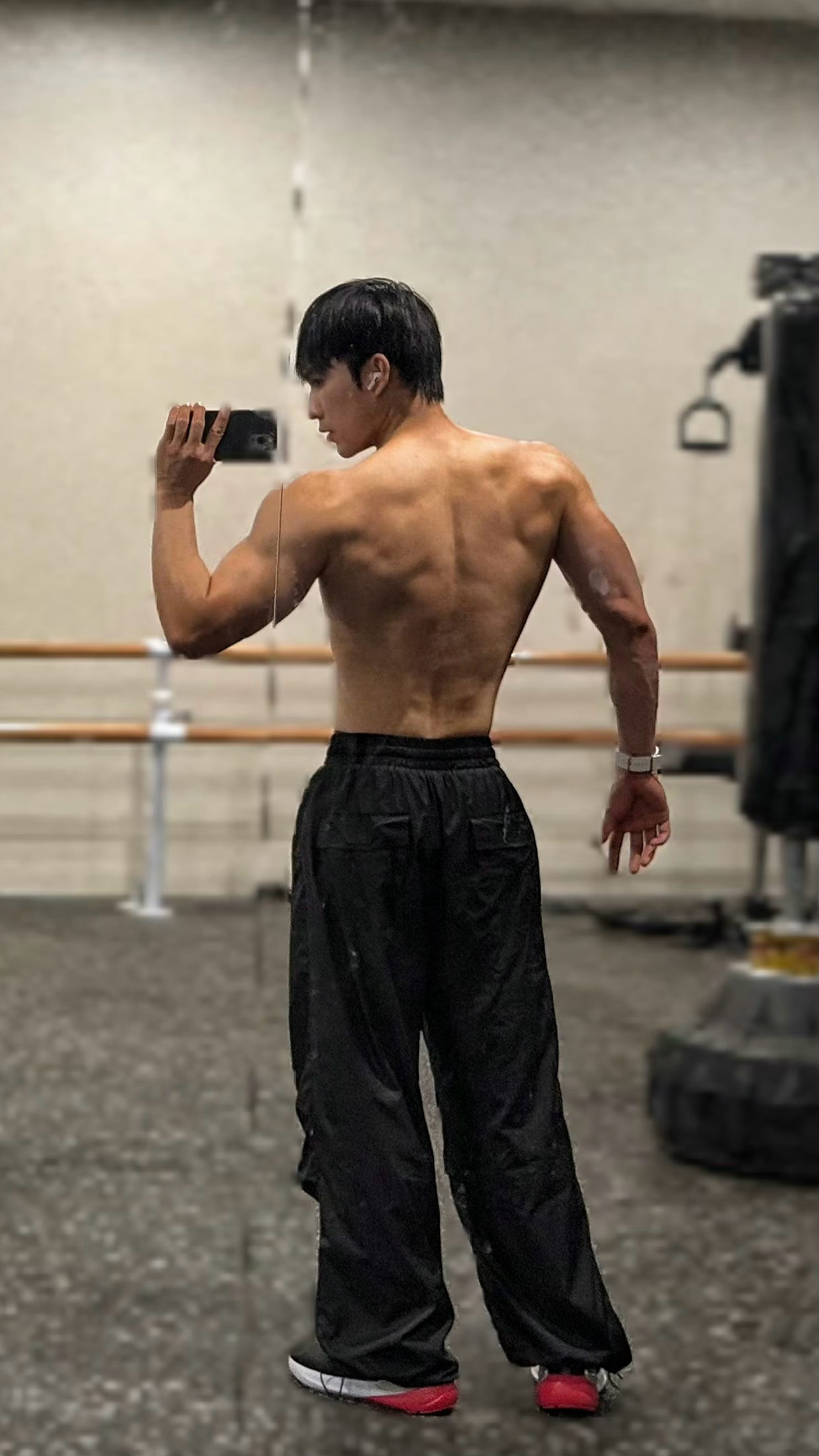 第一张：好～可以～第二张：谁给他饭里又加东西了[哪吒使坏]cr；李耕耘 ​​​