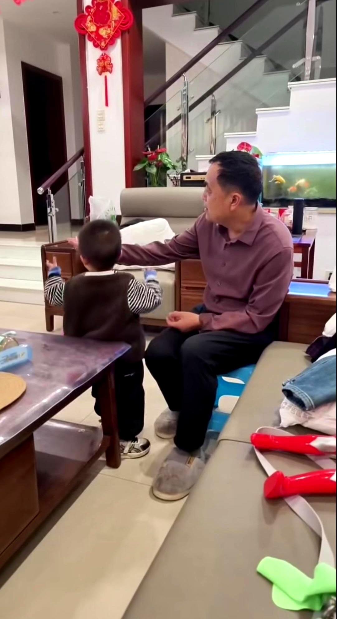 看着那段短视频，心里微微一紧。
甘宇翼两口子已回德州，成成留在自贡由爷爷奶奶照看