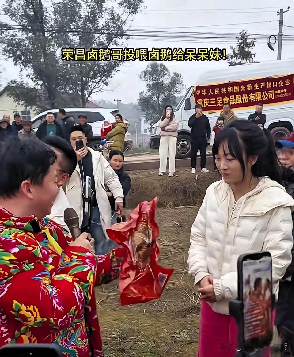 没有高书记站台的卤鹅哥明显低调了很多。
虽然还是用投喂的老套路，开到呆呆家参加刨