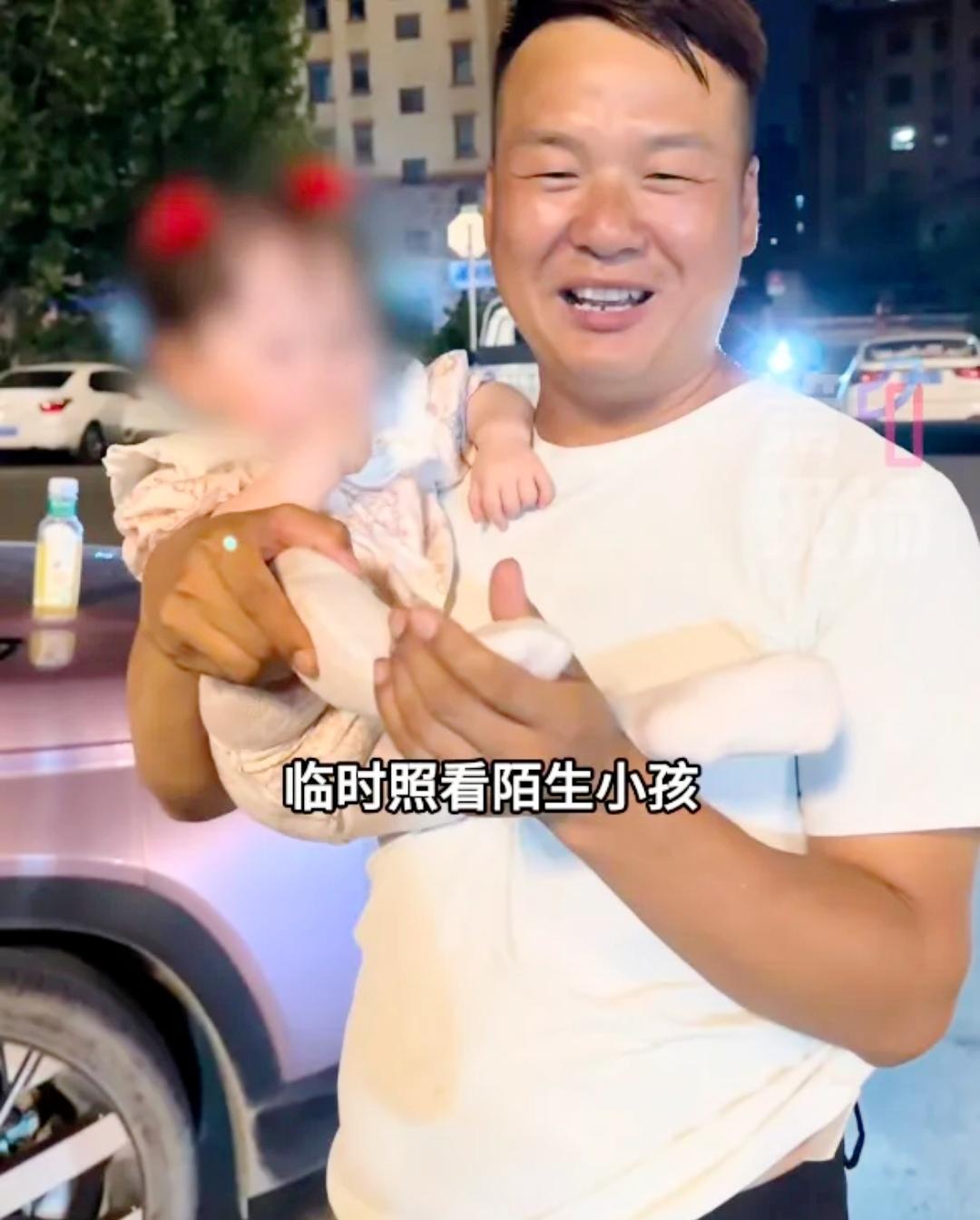 买个哈密瓜，居然把自家闺女落下了😂
 
你敢信？有人买瓜拎着瓜潇洒走人，把亲女