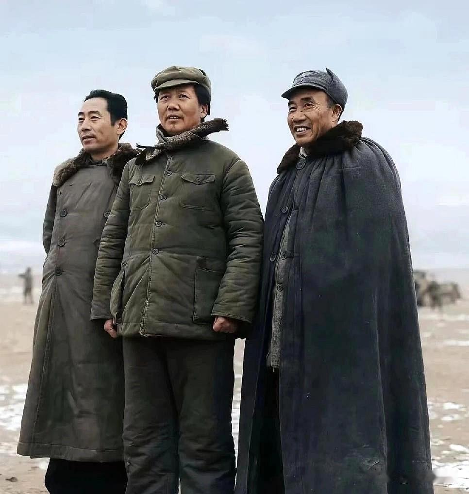 历史时光
画面里，毛主席的目光深邃如海，从容不迫，嘴角似带一丝洞悉风云的微笑，每