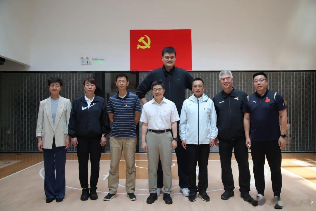 中国篮球最高级别管理层的全家福大合影。在即将开启的后巴黎奥运会时代，篮协主席、篮