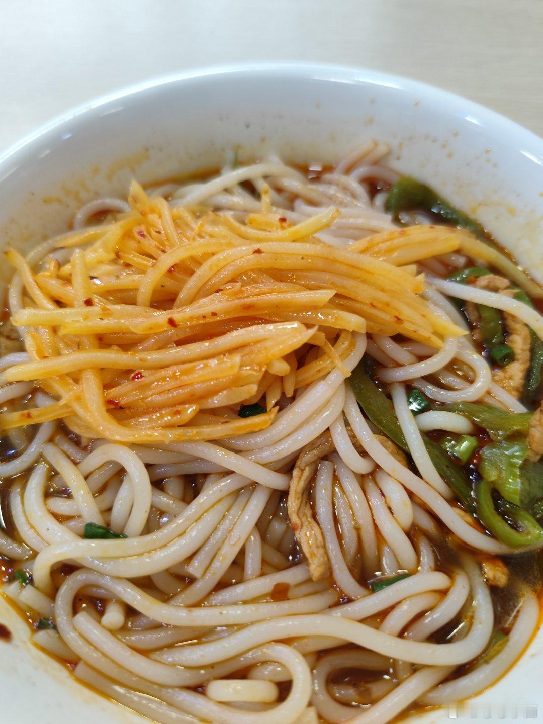 我又回原来住的地方吃米粉了，真的好好吃，呜呜，这个阿姨拌的土豆丝超级超级美味[可
