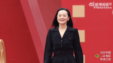 这是55岁的咏梅导演之夜红毯上的咏梅美得让人惊叹[doge]看她踏上红毯就知道岁