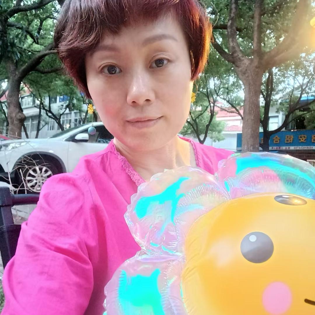 朱女士和她丈夫都不是什么好鸟。朱女士丈夫在婚内出轨，朱女士则谎话连篇，还带节奏打