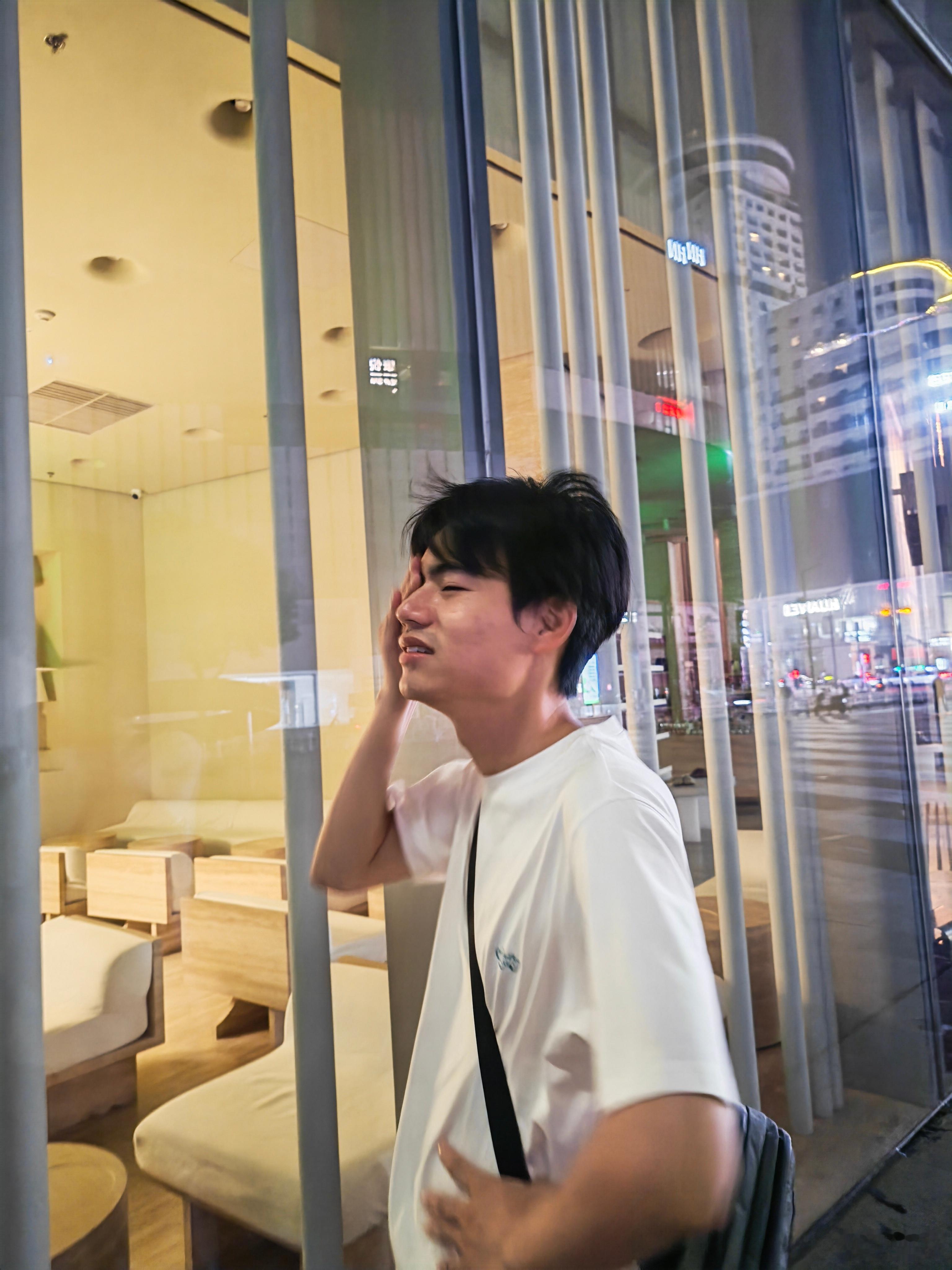 小林看这个咖啡店装修很漂亮就凑近看看，结果嘭的一声撞到玻璃上，明天保洁阿姨上班，