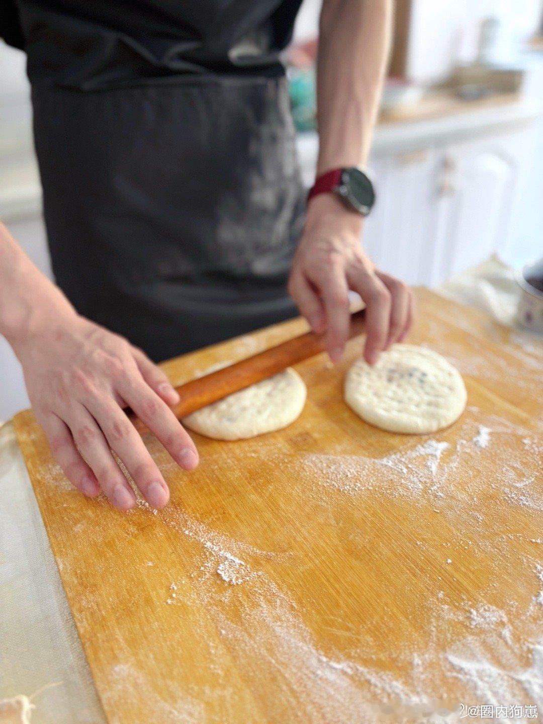 张泽禹做豆包豆沙卷蜜豆卷糖三角 甜点点心大师上线！张泽禹一口气解锁多款美味，认真