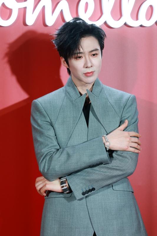 最近，乐坛新星刘宇宁双奖加冕，可却只拿一座奖杯，这事儿可太让人好奇了。
刘宇宁从