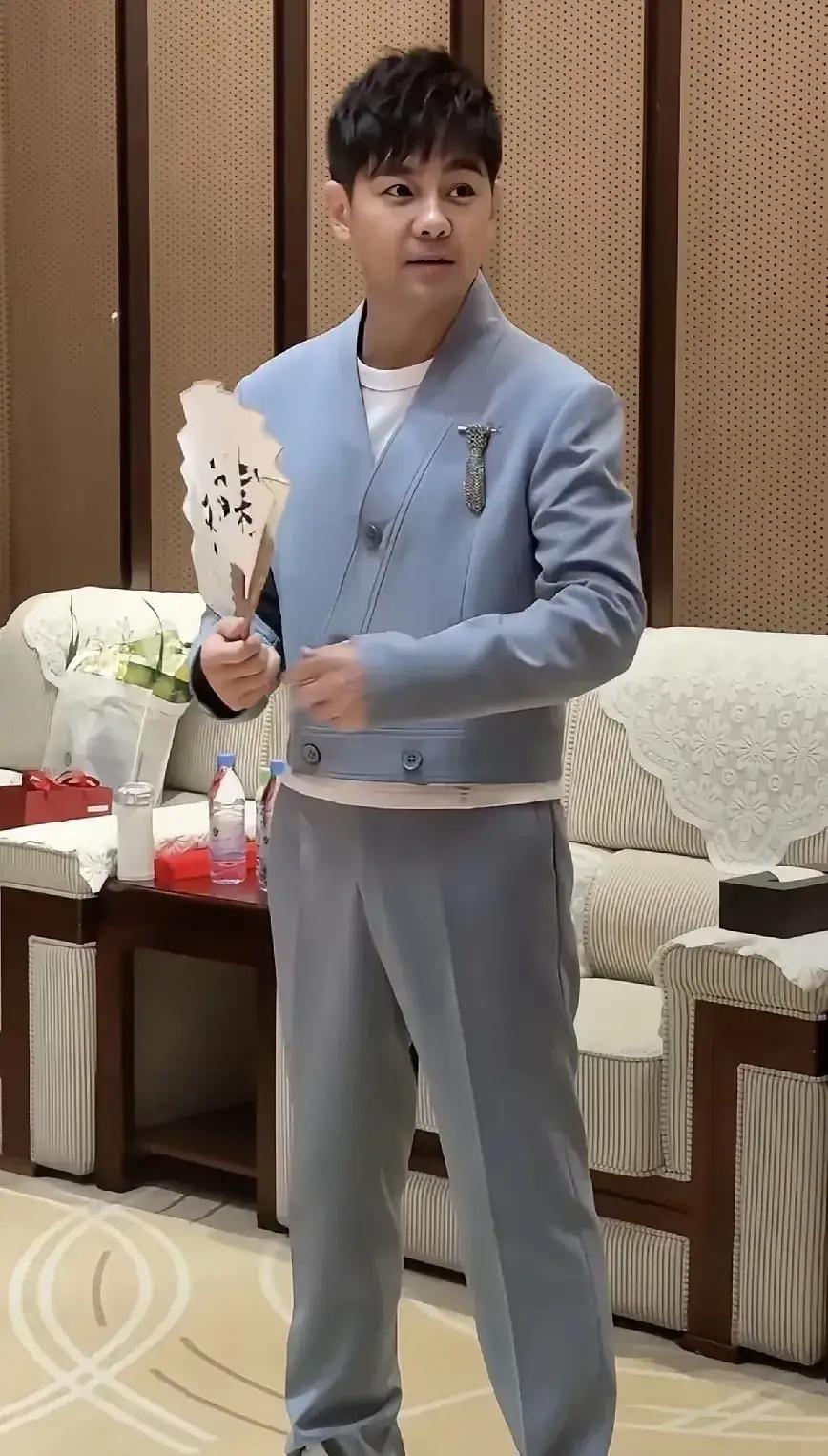 各位友友们快过来看看这是谁？真的不敢相信他怎么会老成这样了啊。曾经的不老男神已经
