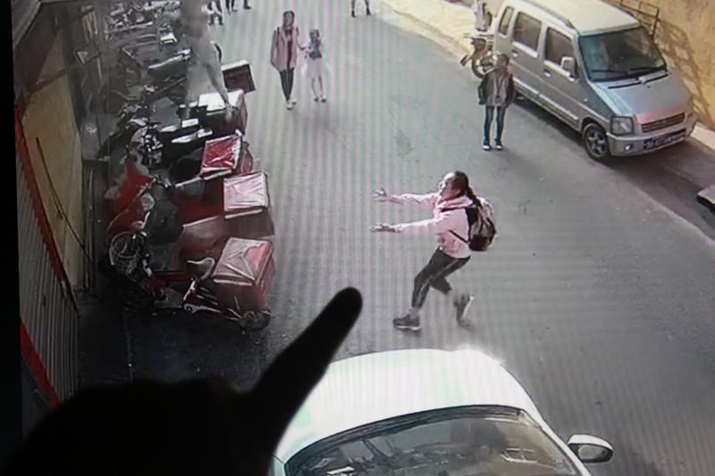 理发变"摸胸"？山东38岁理发师被拘14天，监控画面让全网吵翻！

这事儿要我说