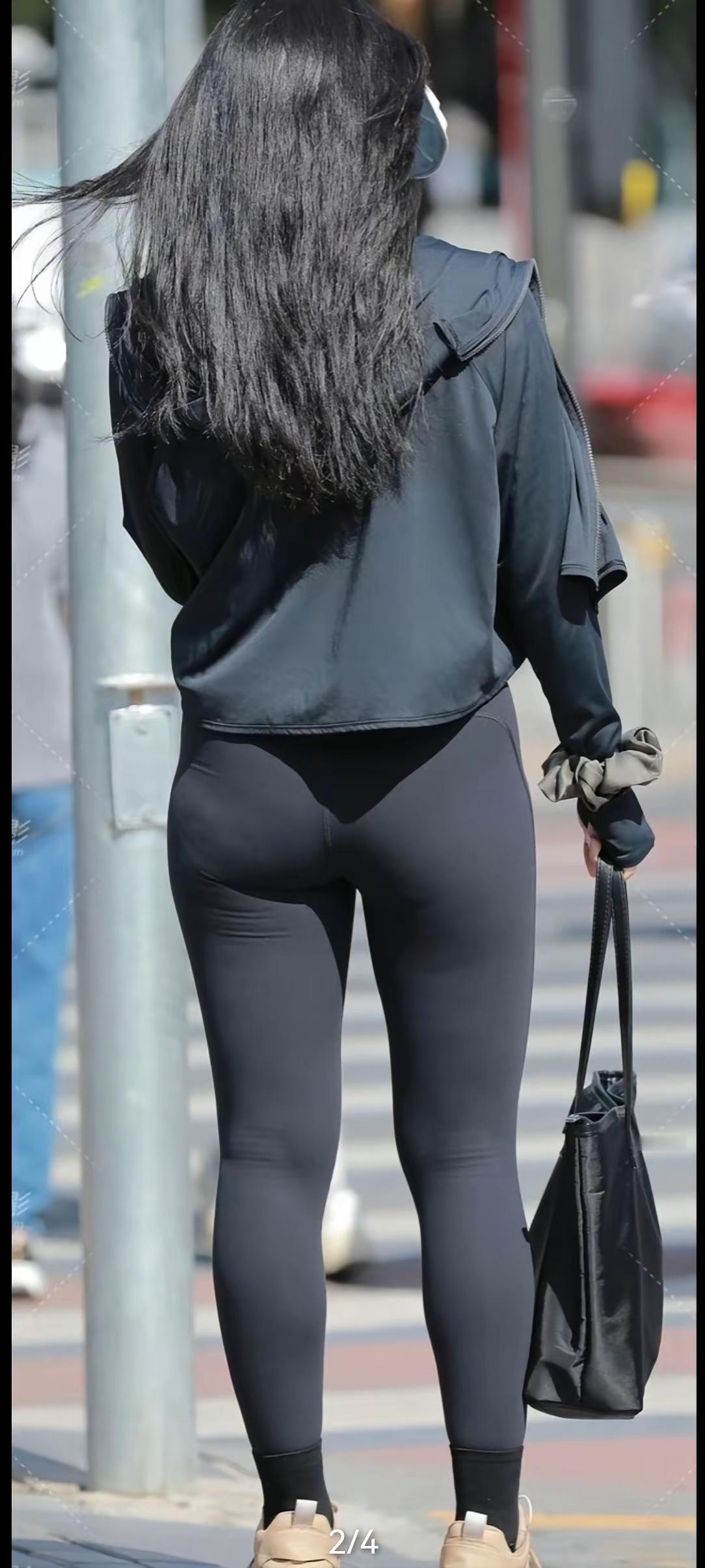 黑色紧身裤搭配宽松上衣，简约又时尚，轻松出街！