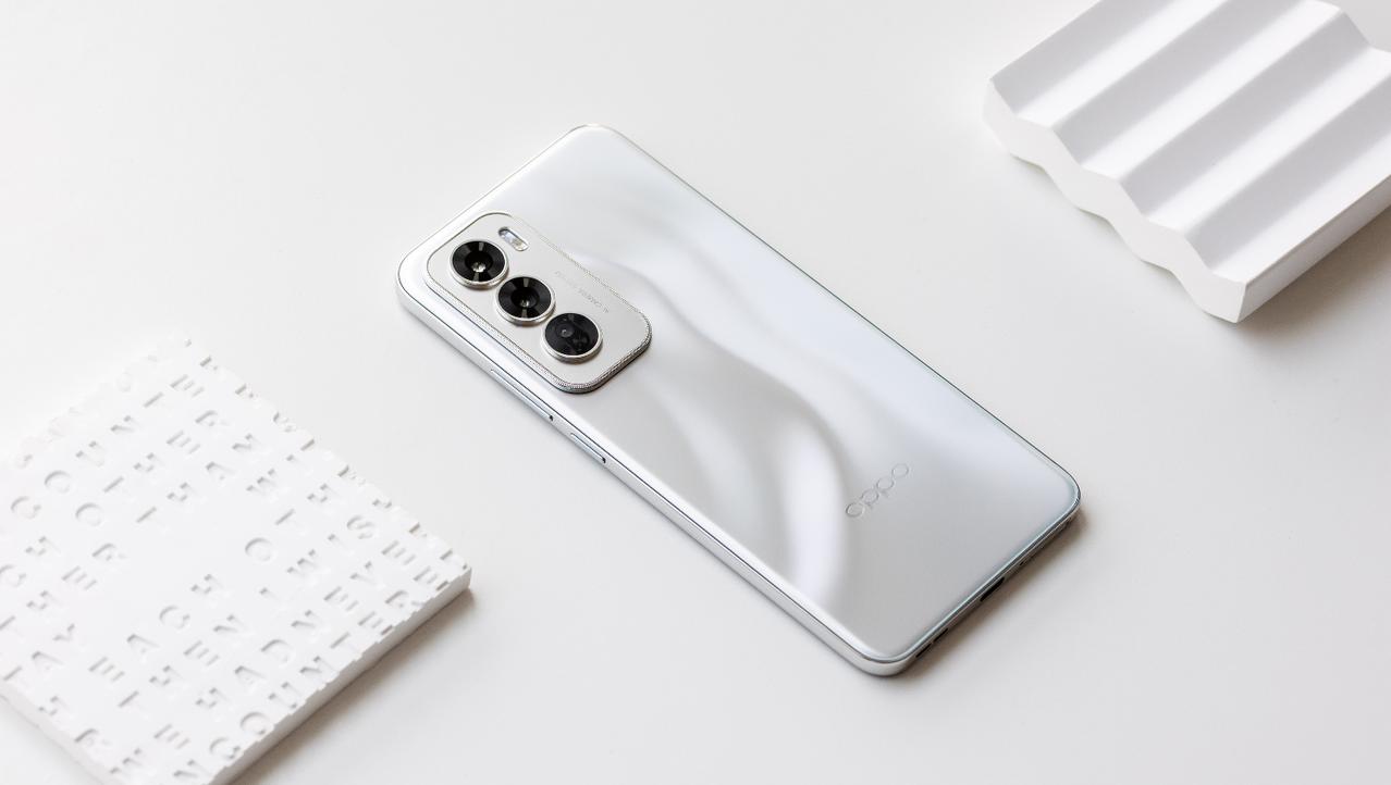 都知道钟文泽喜欢iPhone是发自内心的，但没想到OPPO Reno12系列也让