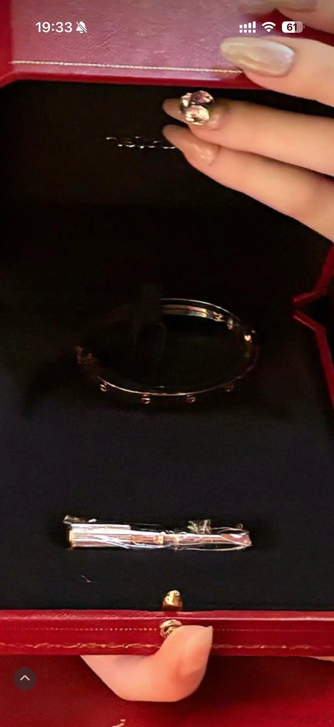 檀健次的“丐版”卡地亚：明星恋爱送礼，抠门还是敷衍？
 
内娱开年瓜田，檀健次与