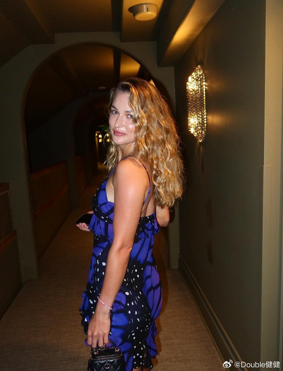 外网评选的2026年3月最好看的15位女球员：1、卡琳斯卡娅 🇷🇺2、萨巴伦