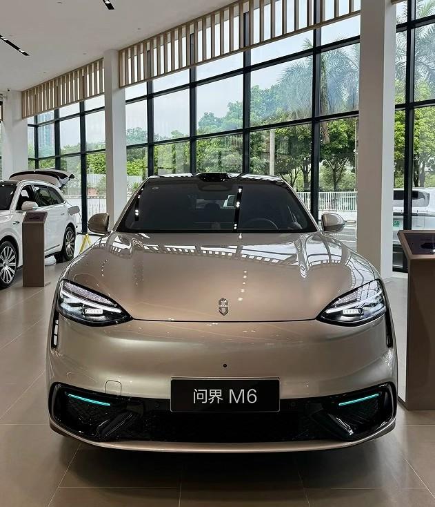 专门跑去门店静态体验了一下问界 M6，实车那股子精致感，可比网上拍的照片戳人太多
