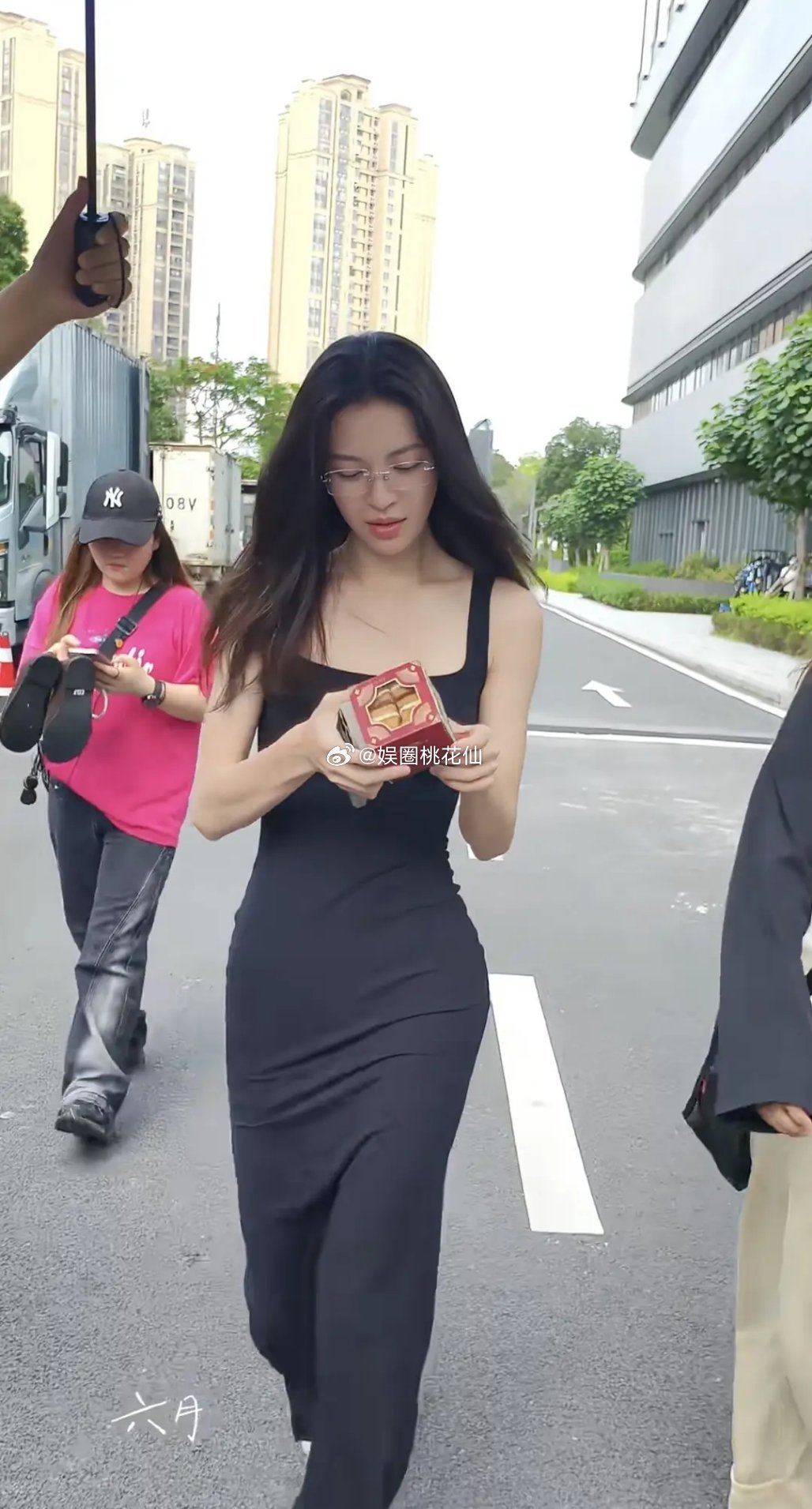 钟楚曦拍戏路透流出，直面镜头近乎素颜出镜，皮肤透亮白皙细腻，底子优越完全扛住原相