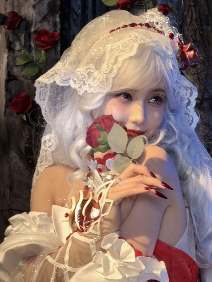 李一桐暮色玫影反差感好强李一桐“暮色玫影”造型的反差感直接封神！谁能想到平日灵动