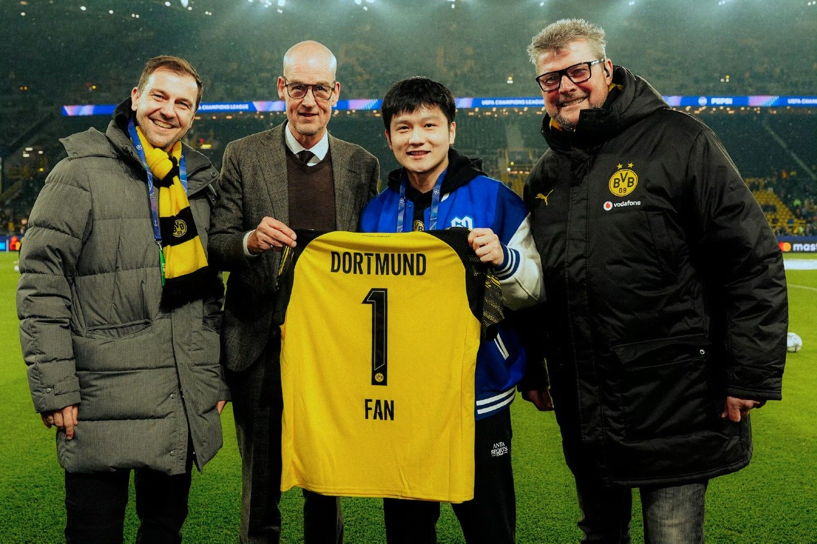 樊振东交到了很多新朋友 樊振东和波尔看球赛交到了很多新朋友， 还收到多特蒙德赠送