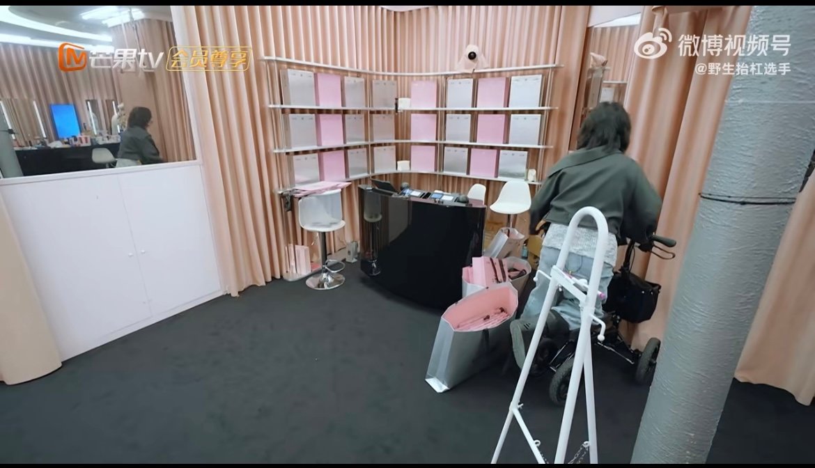 尚雯婕看着工作过的痕迹不舍 离店的脚步格外沉重，尚雯婕回望店内每一处工作痕迹，1