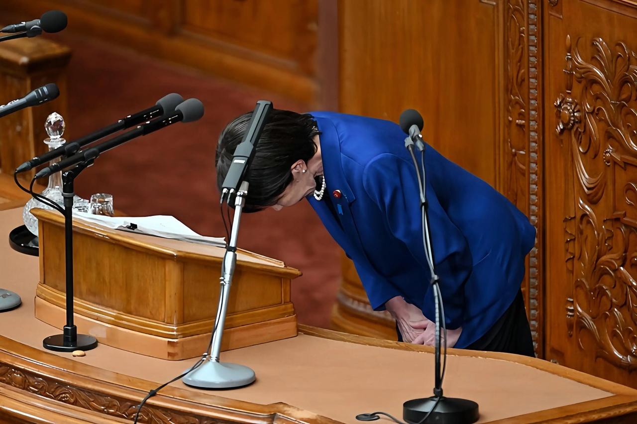 日本政坛最近冒出了一件引人关注的事。

高市早苗上台后，在一些涉华议题上频频释放