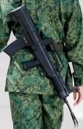 果真是在小树林里捡到的97式自动步枪，你着女兵身上背的枪管都砸弯了，子弹要拐弯才