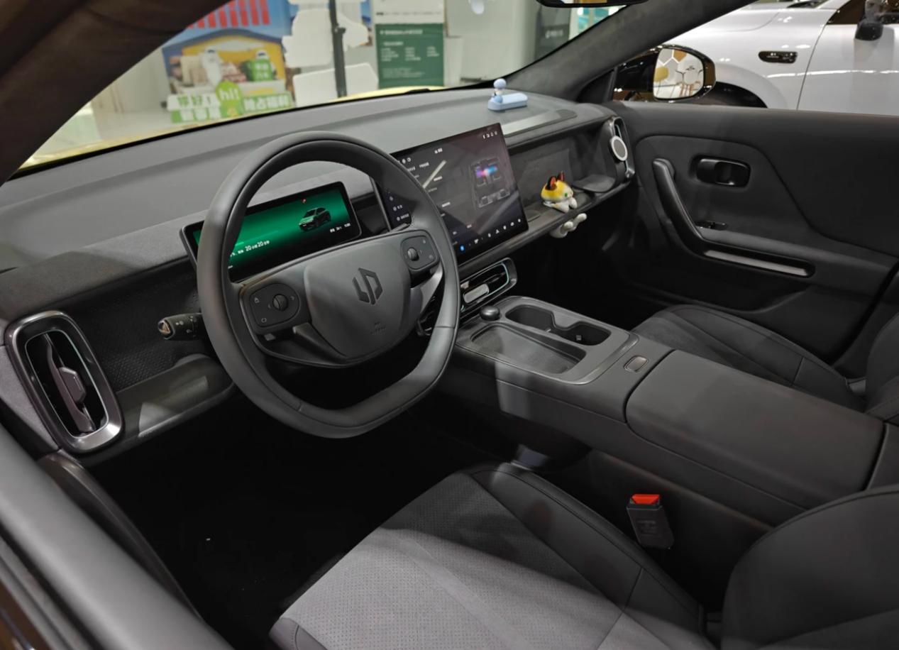 昨天没事干去商场看车，看了星愿，id3，海豚，MG4，也路过了零跑。lafa的内